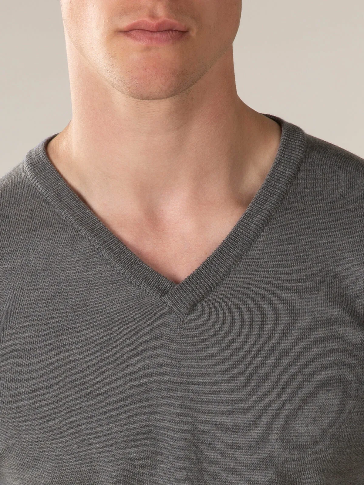 Extrafine Merino V-Neck Dark Grey